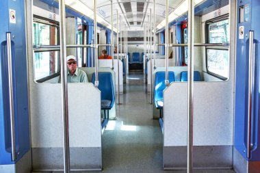 Atina, Yunanistan. 15 Ağustos 2016: Atina, Yunanistan 'da metro treni ve popüler toplu taşımacılık yolcuları