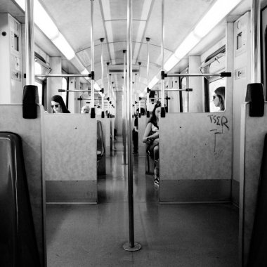 Atina, Yunanistan. 15 Ağustos 2016: Atina, Yunanistan 'da metro treni ve popüler toplu taşımacılık yolcuları