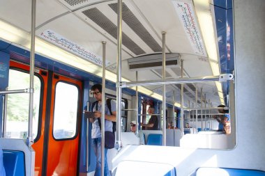 Atina, Yunanistan. 15 Ağustos 2016: Atina, Yunanistan 'da metro treni ve popüler toplu taşımacılık yolcuları