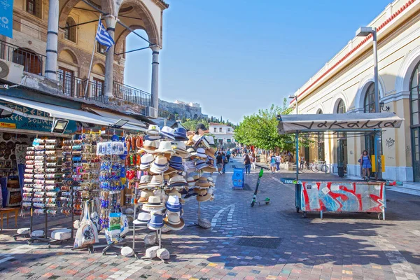 アテネ ギリシャ 2019年8月15日 観光客のショップと観光店 市場やギリシャのアテネで晴れた日にモナスティラキ広場で贈り物を販売する屋台 — ストック写真