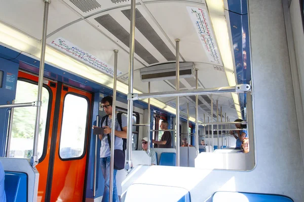 Atina, Yunanistan. 15 Ağustos 2016: Atina, Yunanistan 'da metro treni ve popüler toplu taşımacılık yolcuları