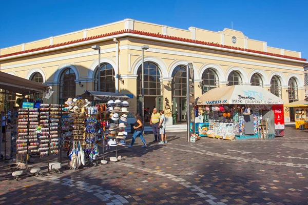 Athen, Yunanistan - 15 Ağustos 2016 Monastiraki istasyonunun metro girişi - metro Atina 'nın en popüler toplu taşımacılığı.