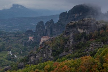 Yunanistan 'ın Meteora kentindeki güzel manastır ve kaya manzaraları