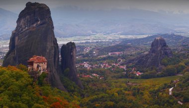 Yunanistan 'ın Meteora kentindeki güzel manastır ve kaya manzaraları