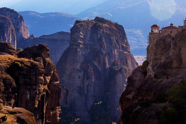 Yunanistan 'ın Meteora kentindeki kayalıklardaki inanılmaz manastırlar. Varlaam manastırı manzarası