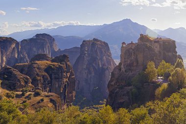 Yunanistan 'ın Meteora kentindeki kayalıklardaki inanılmaz manastırlar. Varlaam manastırı manzarası
