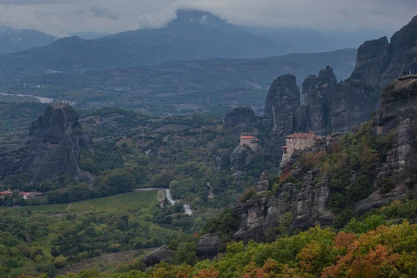 ギリシャ メテオラの修道院や岩の美しい風景 — ストック写真