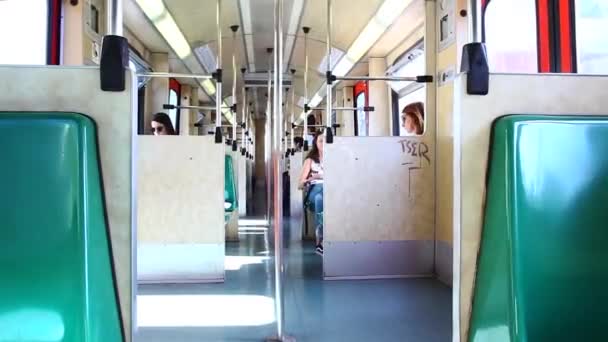 Atenas Grécia Agosto 2016 Passageiros Trem Metrô Popular Transporte Público — Vídeo de Stock