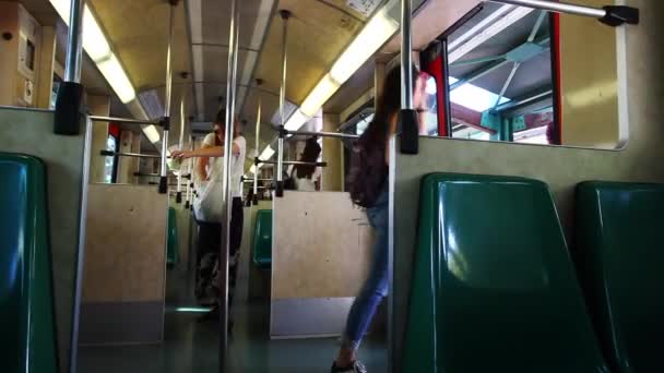 Atenas Grécia Agosto 2016 Passageiros Trem Metrô Popular Transporte Público — Vídeo de Stock