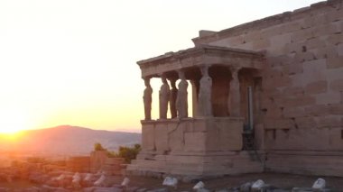 Atina - 2 Eylül 2019: İnsanlar yazın Akropolis 'teki Parthenon' u ziyaret ediyor, Atina, Yunanistan. Atina 'nın başlıca turistik merkezlerinden biri. Akropolis tepesinde Antik Yunan harabeleri