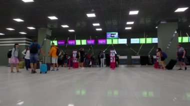 Atina, Yunanistan - 20 Ağustos 2020 - Flisvos Marina 'ya yanaşan küçük yelkenli teknelerinin liman sahnesi