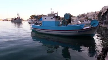 Atina, Yunanistan - 20 Ağustos 2020 - Flisvos Marina 'ya yanaşan küçük yelkenli teknelerinin liman sahnesi