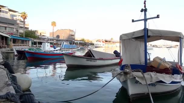 Atenas Grécia Agosto 2020 Cenário Portuário Pequenos Barcos Vela Atracados — Vídeo de Stock