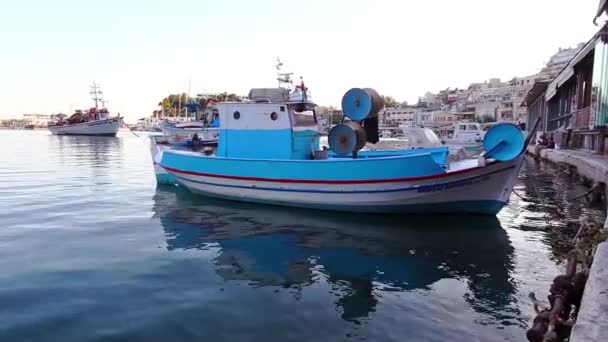 希腊雅典 2020年8月20日 停泊在弗拉斯沃斯码头的小帆船的港口场景 — 图库视频影像