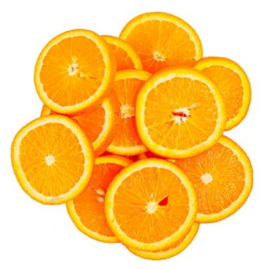 Parlak sulu vitaminli portakallar dilimlenmiş meyveler, beyaz üzerinde.