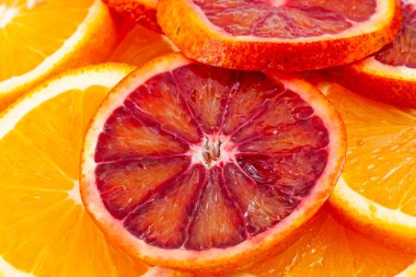 Dilimlenmiş taze juisy vitaminli parlak kırmızı greyfurt arka planı