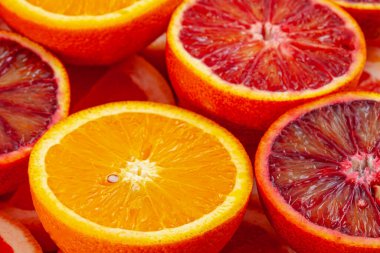 Farklı türde portakal ve greyfurt dilimleri arka planda