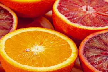 Farklı türde portakal ve greyfurt dilimleri arka planda