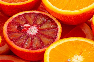 Farklı türde portakal ve greyfurt dilimleri arka planda