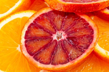 Farklı türde portakal ve greyfurt dilimleri arka planda