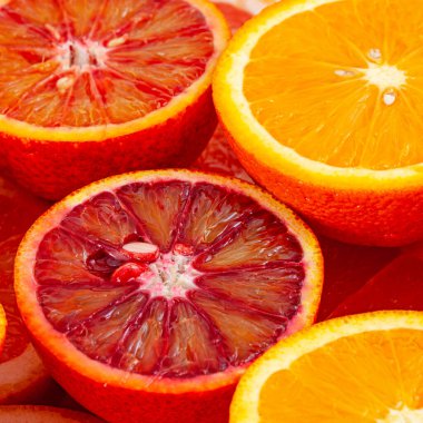 Farklı türde portakal ve greyfurt dilimleri arka planda