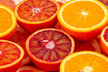 Farklı türde portakal ve greyfurt dilimleri arka planda