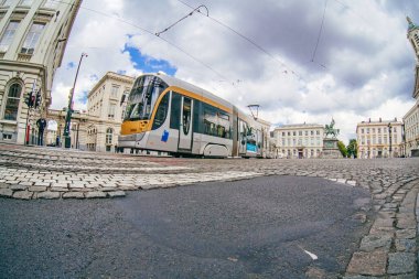 Brüksel, Belçika - 20 Mayıs 2018: Heykeli, tramvayı ve modern tramvayı olan adliye kulesi olan kraliyet meydanı