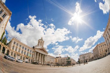 Brüksel, Belçika - 20 Mayıs 2018: Heykeli, tramvayı ve arka planda yaz günü adliye kulesi bulunan kraliyet meydanı