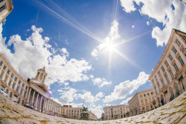 Brüksel, Belçika - 20 Mayıs 2018: Heykeli, tramvayı ve arka planda yaz günü adliye kulesi bulunan kraliyet meydanı