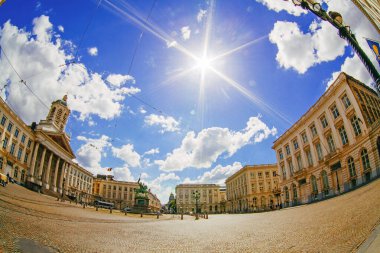 Brüksel, Belçika - 20 Mayıs 2018: Heykeli, tramvayı ve arka planda yaz günü adliye kulesi bulunan kraliyet meydanı