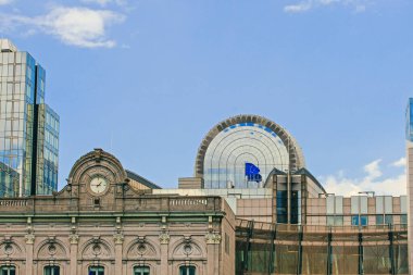 BRÜKSEL, BELGIUM - 20 Mayıs 2015: Avrupa Parlamentosu ofisleri ve Avrupa bayrakları.