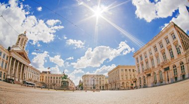 Brüksel, Belçika - 20 Mayıs 2018: Heykeli, tramvayı ve arka planda yaz günü adliye kulesi bulunan kraliyet meydanı