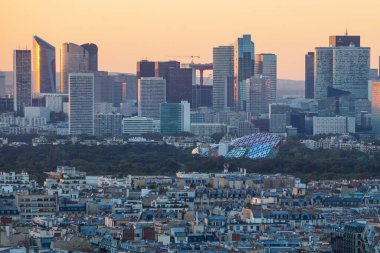 Paris, Fransa - 5 Ekim 2015: 5 Ekim 2016 'da görüldüğü üzere Eyfel Kulesi' nden Paris 'in la Savunma Bölgesi' ne gün batımı görüntüsü