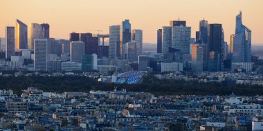 Paris, Fransa - 5 Ekim 2015: 5 Ekim 2016 'da görüldüğü üzere Eyfel Kulesi' nden Paris 'in la Savunma Bölgesi' ne gün batımı görüntüsü