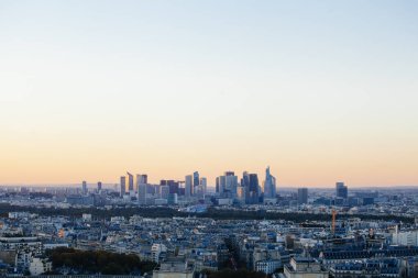 Paris, Fransa - 5 Ekim 2015: 5 Ekim 2016 'da görüldüğü üzere Eyfel Kulesi' nden Paris 'in la Savunma Bölgesi' ne gün batımı görüntüsü