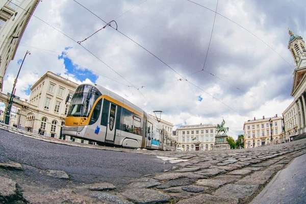 Brüsszel Belgium 2018 Május Királyi Tér Szoborral Villamosvasúttal Bíróság Tornyával — Stock Fotó