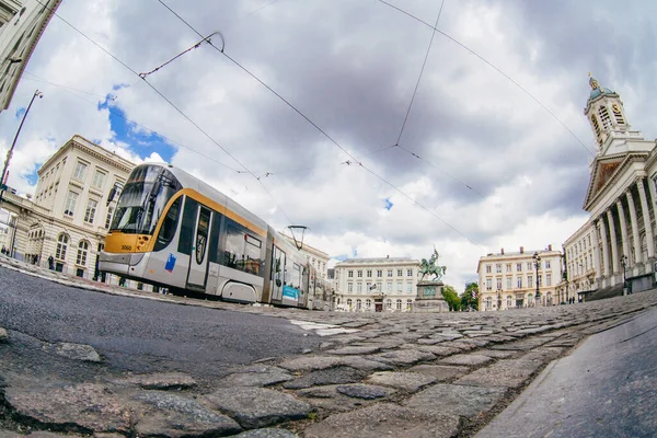 Brüsszel Belgium 2018 Május Királyi Tér Szoborral Villamosvasúttal Bíróság Tornyával — Stock Fotó