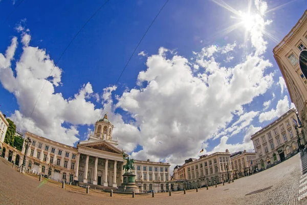 夏日的背景是皇家广场 有雕像 有轨电车和法院塔楼 — 图库照片