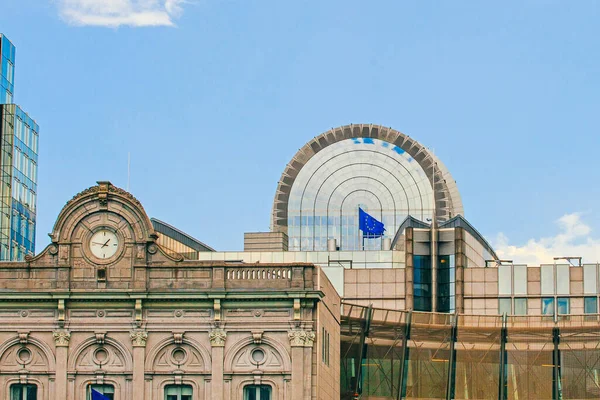 Bruselas Bélgica Mayo 2015 Oficinas Del Parlamento Europeo Banderas Europeas — Foto de Stock