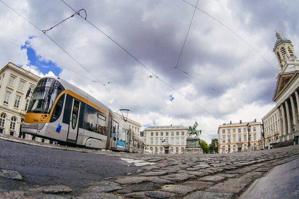 브뤼셀 벨기에 2018 배경에 조각상 트램웨이 전차가 건물이 — 스톡 사진