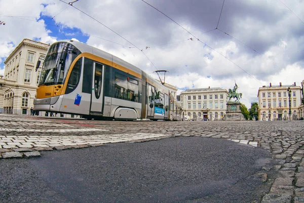 Brüsszel Belgium 2018 Május Királyi Tér Szoborral Villamosvasúttal Bíróság Tornyával — Stock Fotó