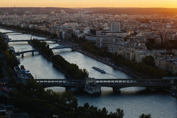 フランス 2016年10月5日 夜にセーヌ川とパリの空の景色 パリはフランスの首都であり ヨーロッパの主要な金融 ファッション 芸術の中心地の1つです — ストック写真