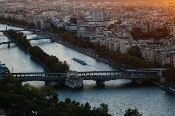 フランス 2016年10月5日 夜にセーヌ川とパリの空の景色 パリはフランスの首都であり ヨーロッパの主要な金融 ファッション 芸術の中心地の1つです — ストック写真