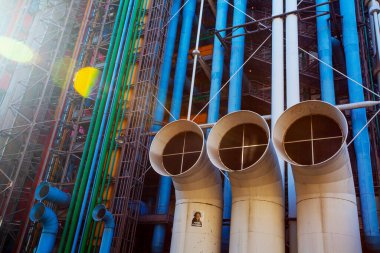 PARIS, FRANCE - 10 Ekim 2016: Georges Pompidou Merkezi cephesi. Georges Pompidou Merkezi dünyanın en ünlü modern sanat müzelerinden biridir.