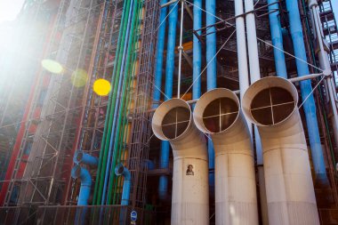 PARIS, FRANCE - 10 Ekim 2016: Georges Pompidou Merkezi cephesi. Georges Pompidou Merkezi dünyanın en ünlü modern sanat müzelerinden biridir.