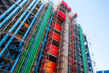 PARIS, FRANCE - 10 Ekim 2016: Georges Pompidou Merkezi cephesi. Georges Pompidou Merkezi dünyanın en ünlü modern sanat müzelerinden biridir.