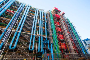 PARIS, FRANCE - 10 Ekim 2016: Georges Pompidou Merkezi cephesi. Georges Pompidou Merkezi dünyanın en ünlü modern sanat müzelerinden biridir.