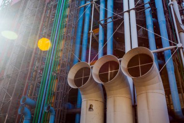 PARIS, FRANCE - 10 Ekim 2016: Georges Pompidou Merkezi cephesi. Georges Pompidou Merkezi dünyanın en ünlü modern sanat müzelerinden biridir.