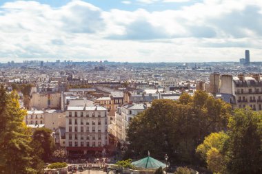 PARIS, FRANCE, 1 Ekim 2016. Montmartre 'da. İnsanlar şehre inceleme platformundan bakıyorlar.