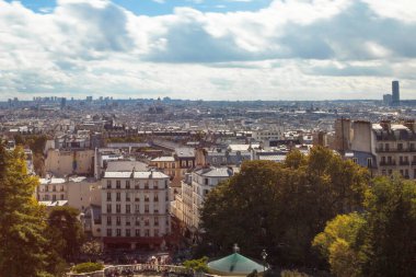 PARIS, FRANCE, 1 Ekim 2016. Montmartre 'da. İnsanlar şehre inceleme platformundan bakıyorlar.